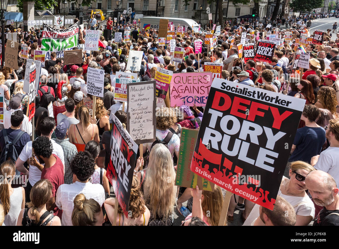 London, UK. 17. Juni 2017. Gegenüberliegenden Downing Street gegen PM Theresa May und Tory Partei DUP Koalitionsregierung zu protestieren. © Guy Corbishley/Alamy Live-Nachrichten Stockfoto