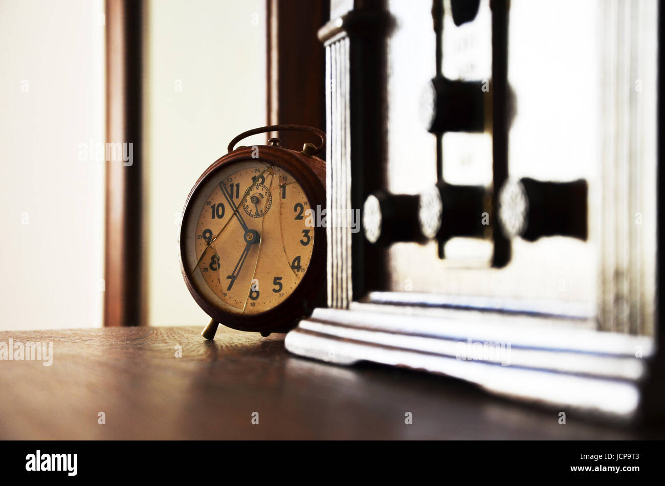 Nahaufnahme des antiken hölzernen Radio und kaputte Uhr mit weißen Wand im Hintergrund Stockfoto