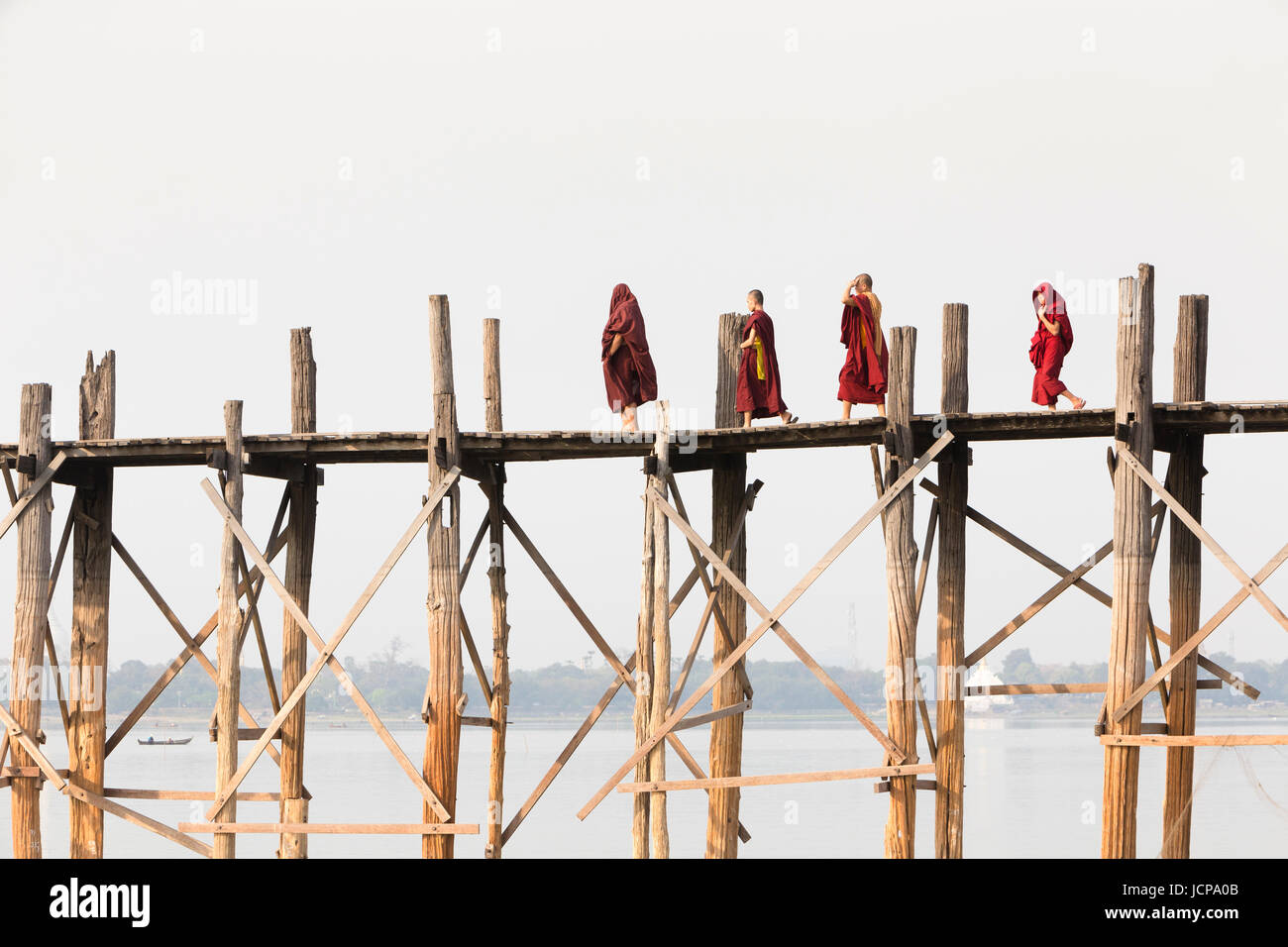 Mönche, die Kreuzung U Bein Brücke, Amarapura Taungmyo See, Region Mandalay, Myanmar Stockfoto