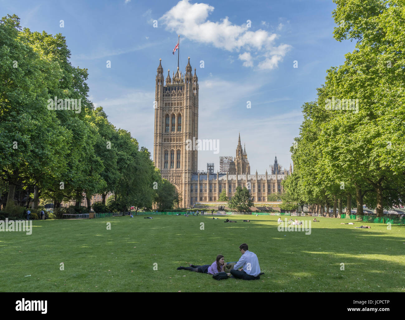 Blick auf die Houses of Parliament vom Ufer der Themse in London Stockfoto