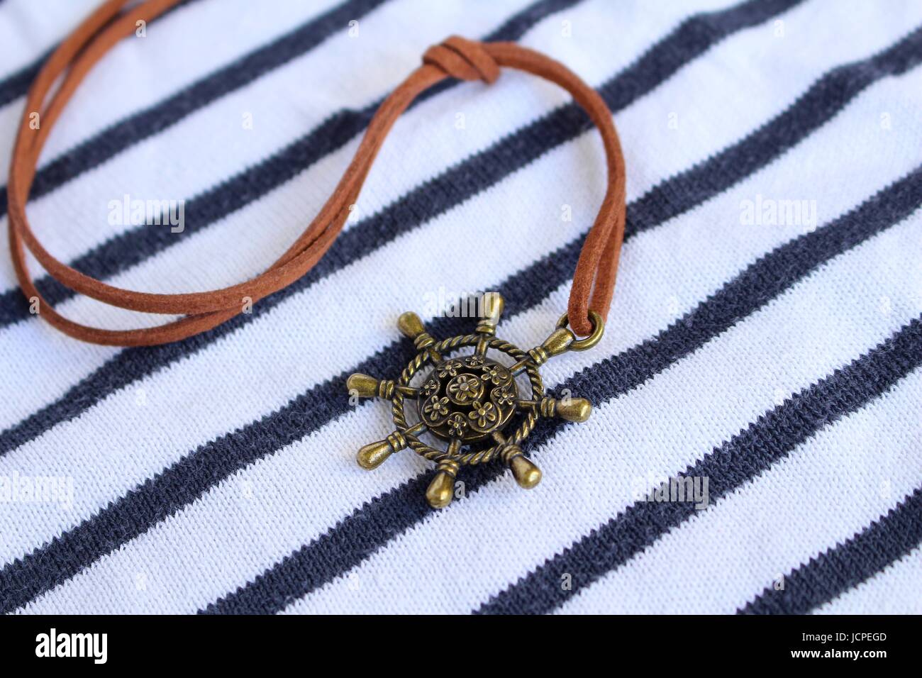 Montiert auf einem Leder Spitze auf einem Meeresboden Kupfer Boot Bar Anhänger Stockfoto