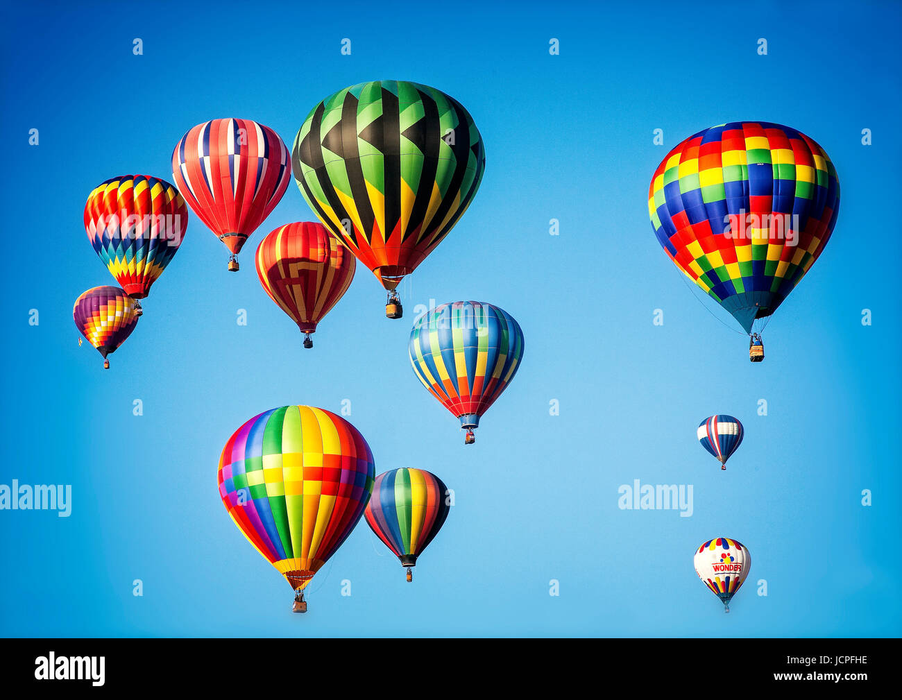 Heißluftballons füllen den Morgenhimmel in Albuquerque Balloon Fiesta.  New-Mexico. Stockfoto