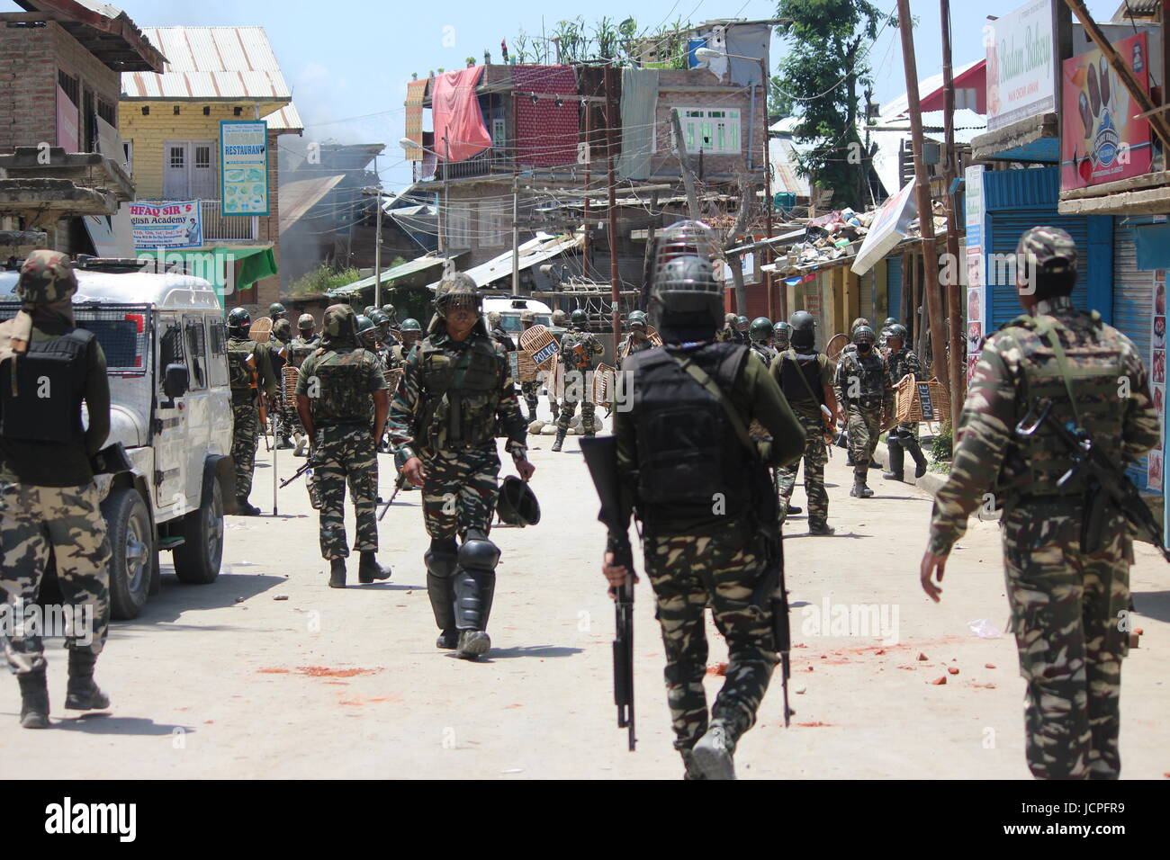 Erstmals Kulgam, Indien. 15. Juni 2017. Begegnung zwischen Sicherheitskräften und militanten erstmals Bereich Süd Kaschmir Kulgam Bezirk rund 50 Kilometer von Sommer in der Hauptstadt des indischen Los besetzten Kaschmir. 3 Kämpfer einschließlich obere Lashkar Toiba Commandar Junaid Matoo geglaubt, um in der Region gefangen werden. In der Zwischenzeit brach Zusammenstöße zwischen Demonstranten und der Kräfte. Bildnachweis: Muzamil Mattoo/Pacific Press/Alamy Live-Nachrichten Stockfoto