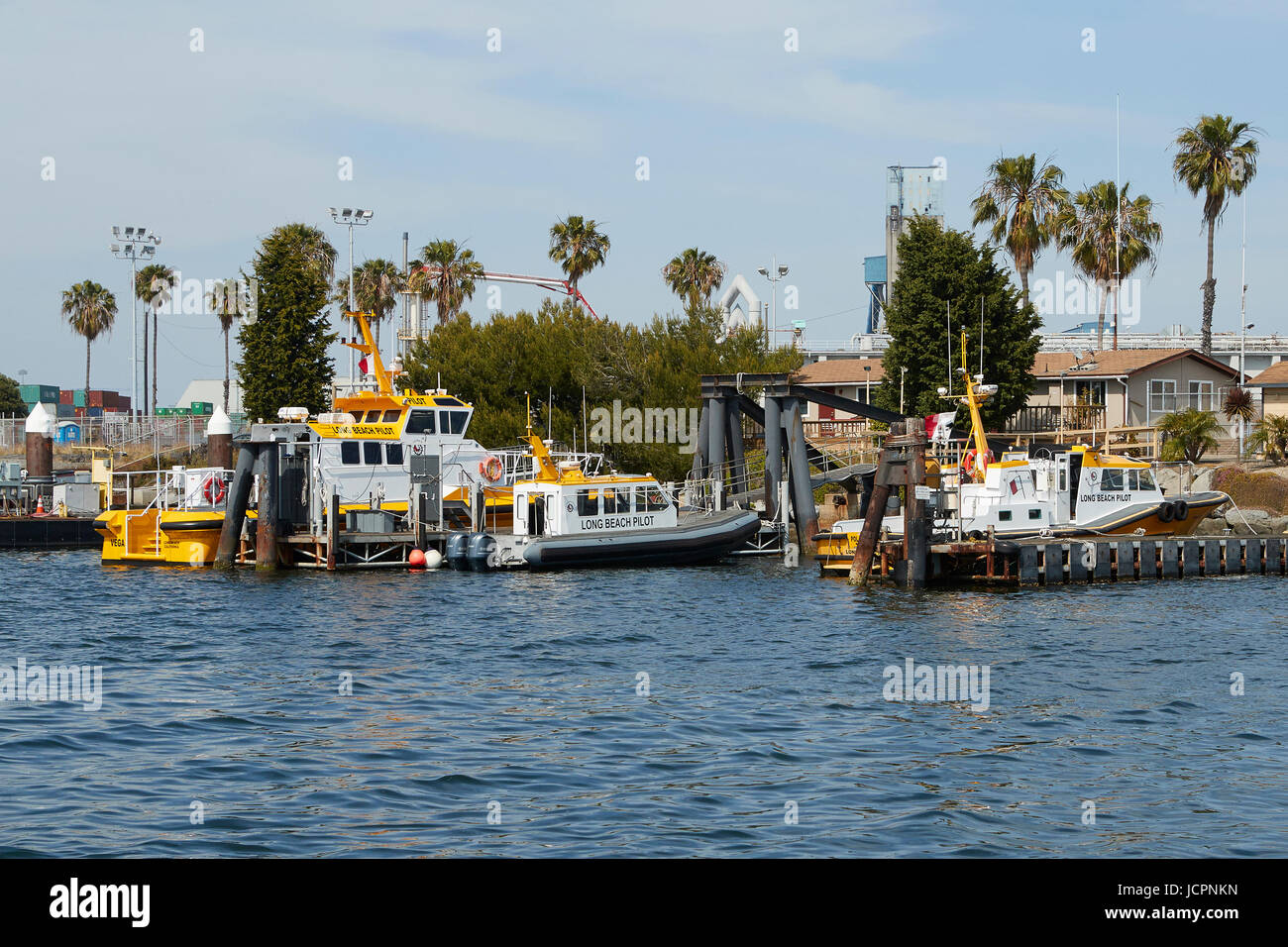 Pilot startet Hafen vor Anker im Hafen Long Beach, Kalifornien. Stockfoto