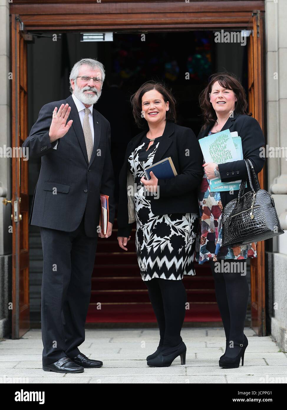Sinn Féin Gerry Adams zusammen mit Vize-Parteichef Mary Lou McDonald (Mitte) und MP Michelle Gildernew im Regierungsgebäude in Dublin für ein Treffen mit Premierminister Leo Varadkar. Stockfoto