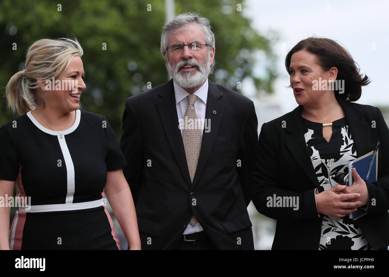 Sinn Féin Gerry Adams zusammen mit Führer in den Norden Michelle O'Neill (links) und stellvertretender Vorsitzender Mary Lou McDonald Ankunft im Regierungsgebäude in Dublin für ein Treffen mit Premierminister Leo Varadkar. Stockfoto