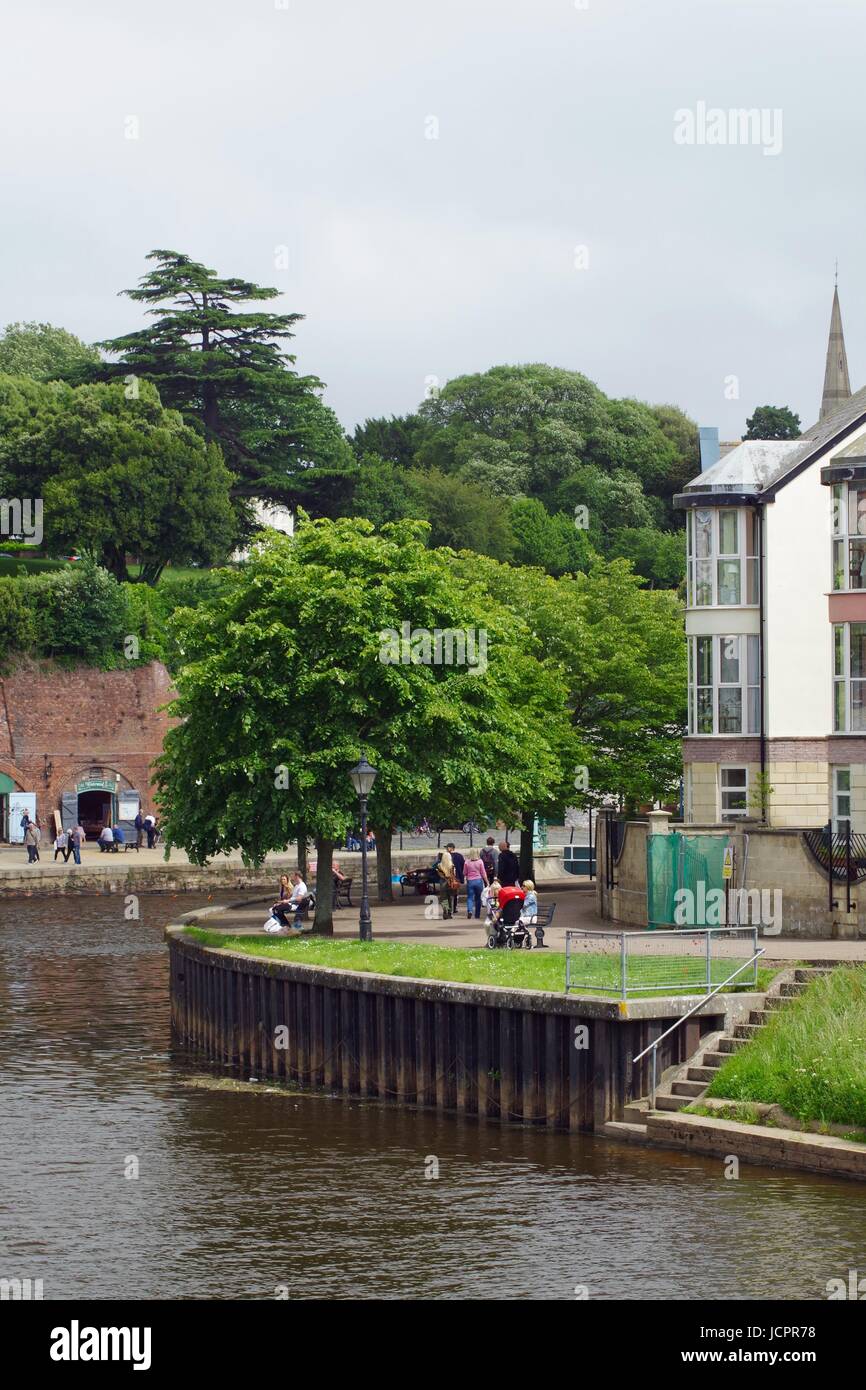 Blick hinunter den Fluß Exe, Exeter Quay. Devon, UK. Juni 2017. Stockfoto