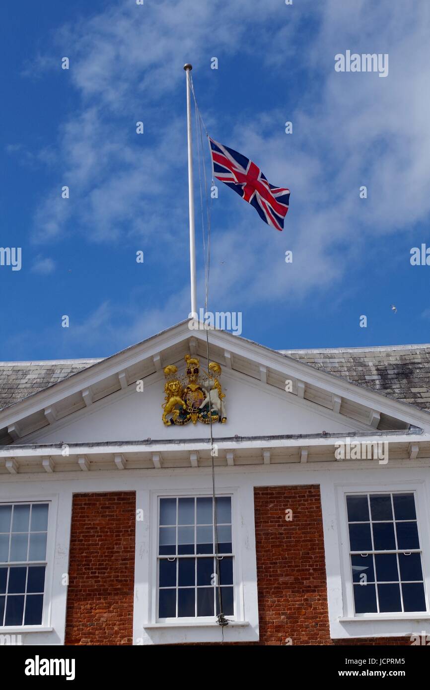 Exeter Zollhaus mit dem Union Jack fliegen auf Halbmast. Devon, UK. Juni 2017. Stockfoto