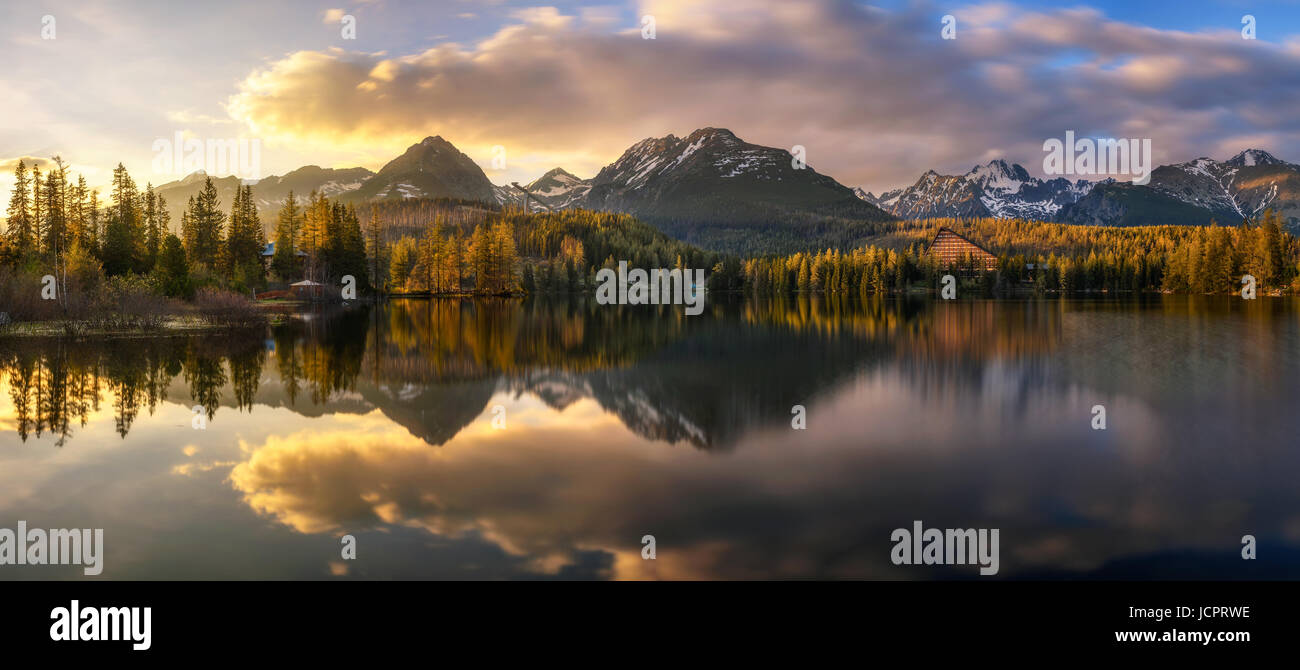 Sonnenuntergang Panorama der glazialen Bergsee benannt Strbske Pleso im Nationalpark Hohe Tatra, Slowakei. Langzeitbelichtung. Stockfoto