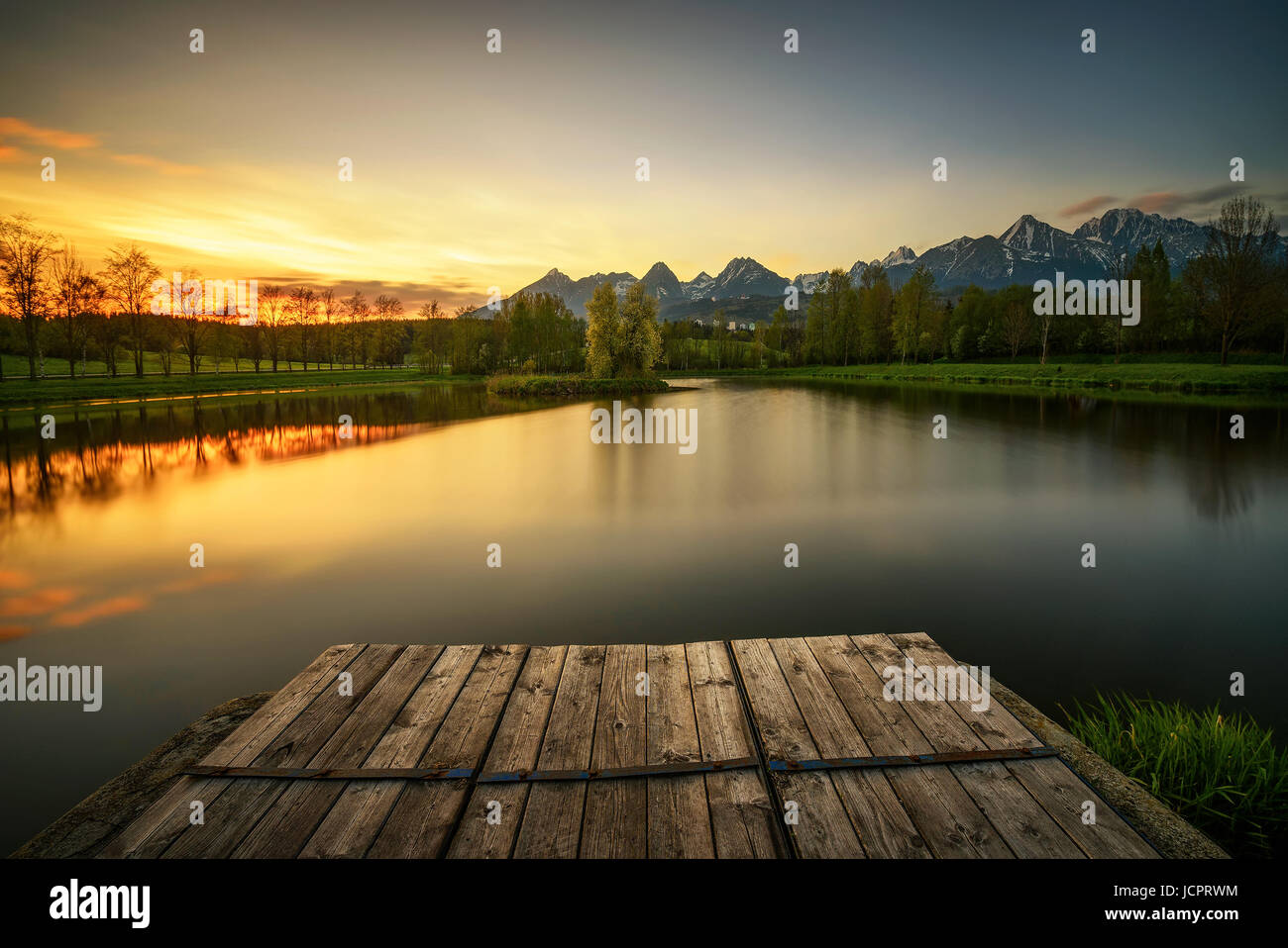 Sonnenuntergang über dem See in der hohen Tatra in der Slowakei. Langzeitbelichtung. Stockfoto