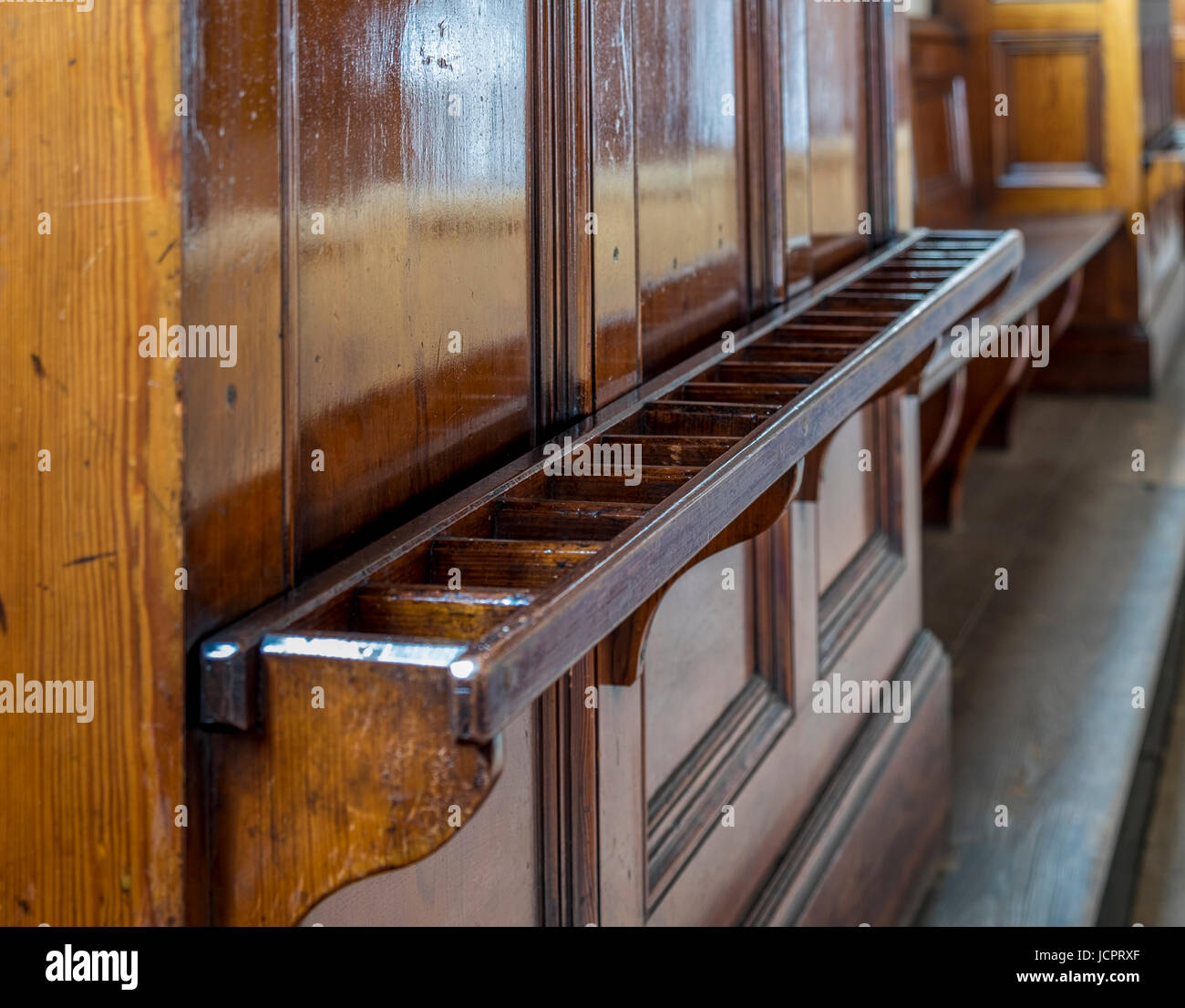 Hut und Sonnenschirm steht in einer Theater-Garderobe Stockfoto