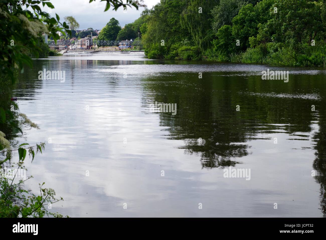 Blick entlang der Fluss Exe Karottenhosenträger Weir Brücke stromaufwärts. Exeter, Devon, UK. Juni 2017. Stockfoto