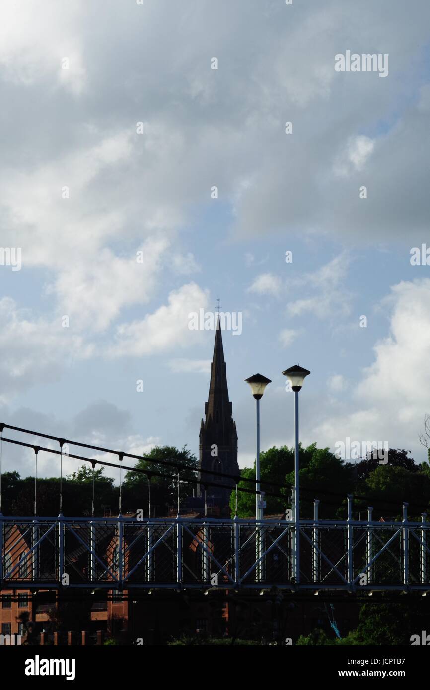 Karottenhosenträger Wehr-Hängebrücke und der Turm der Kirche St. Leonard. Kai Exeter, Devon, UK. Juni 2017. Stockfoto