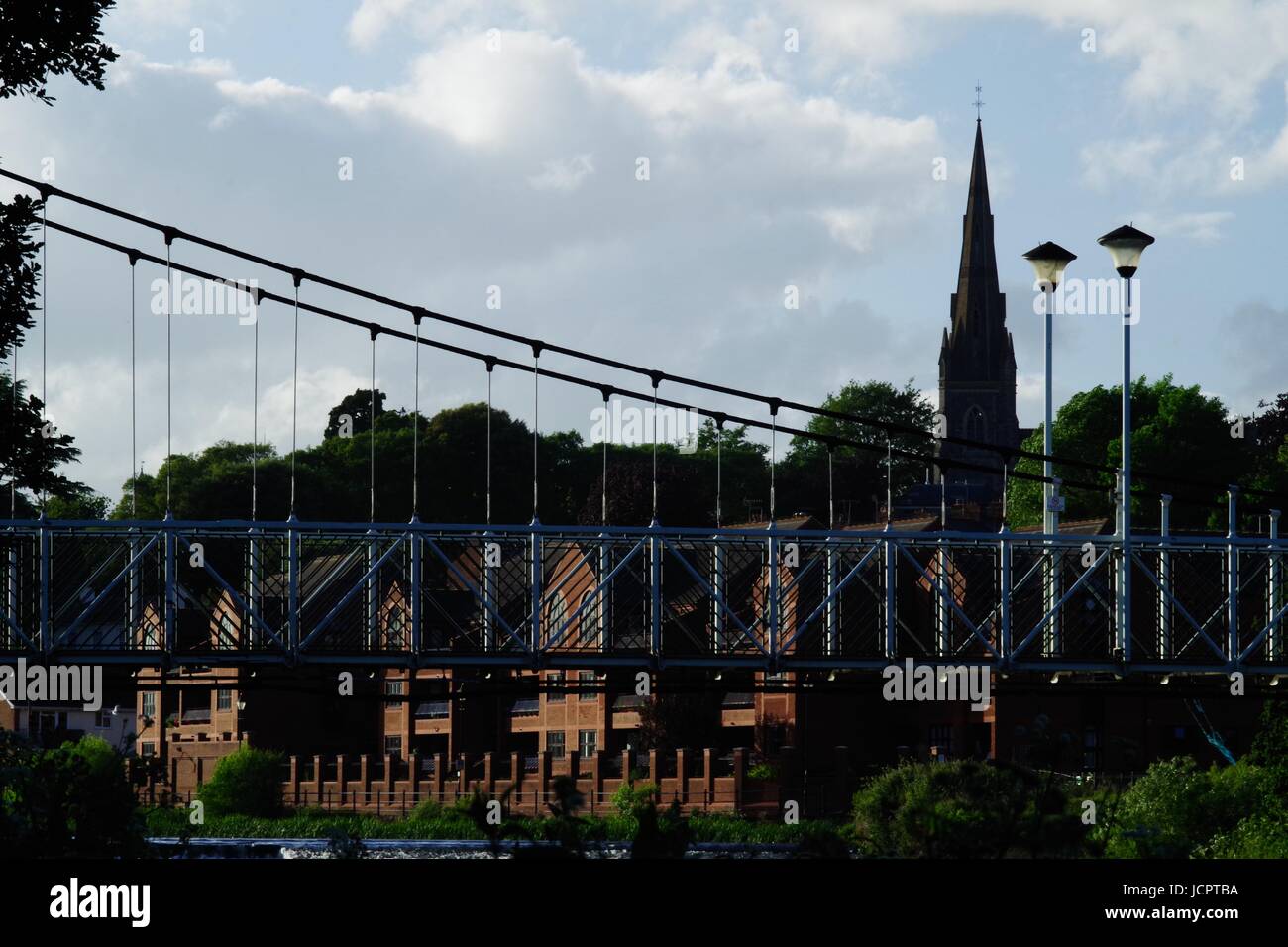 Karottenhosenträger Wehr-Hängebrücke und der Turm der Kirche St. Leonard. Kai Exeter, Devon, UK. Juni 2017. Stockfoto