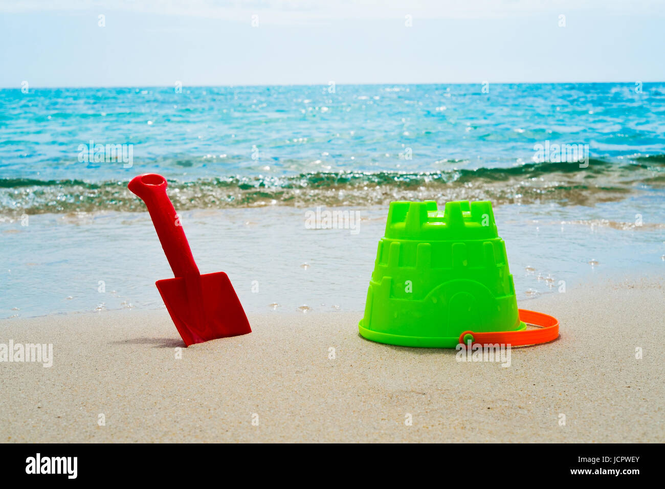 Eimer und Schaufel an einem Strand in Sardinien Stockfoto