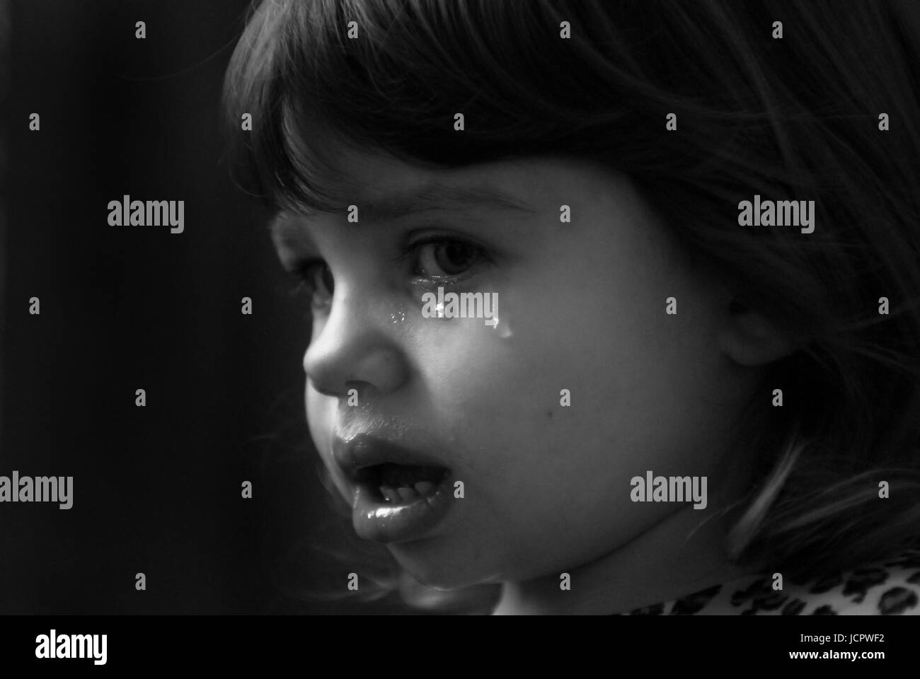 weinendes Mädchen Kleinkind mit Tränen Stockfoto