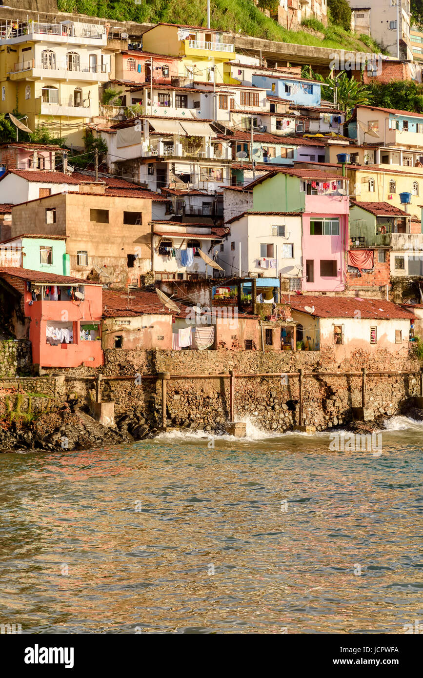 Kontur Vorstadt mit seinen bunten Häusern auf dem Hügel am Meer in der Stadt Salvador in Bahia, Brasilien Stockfoto