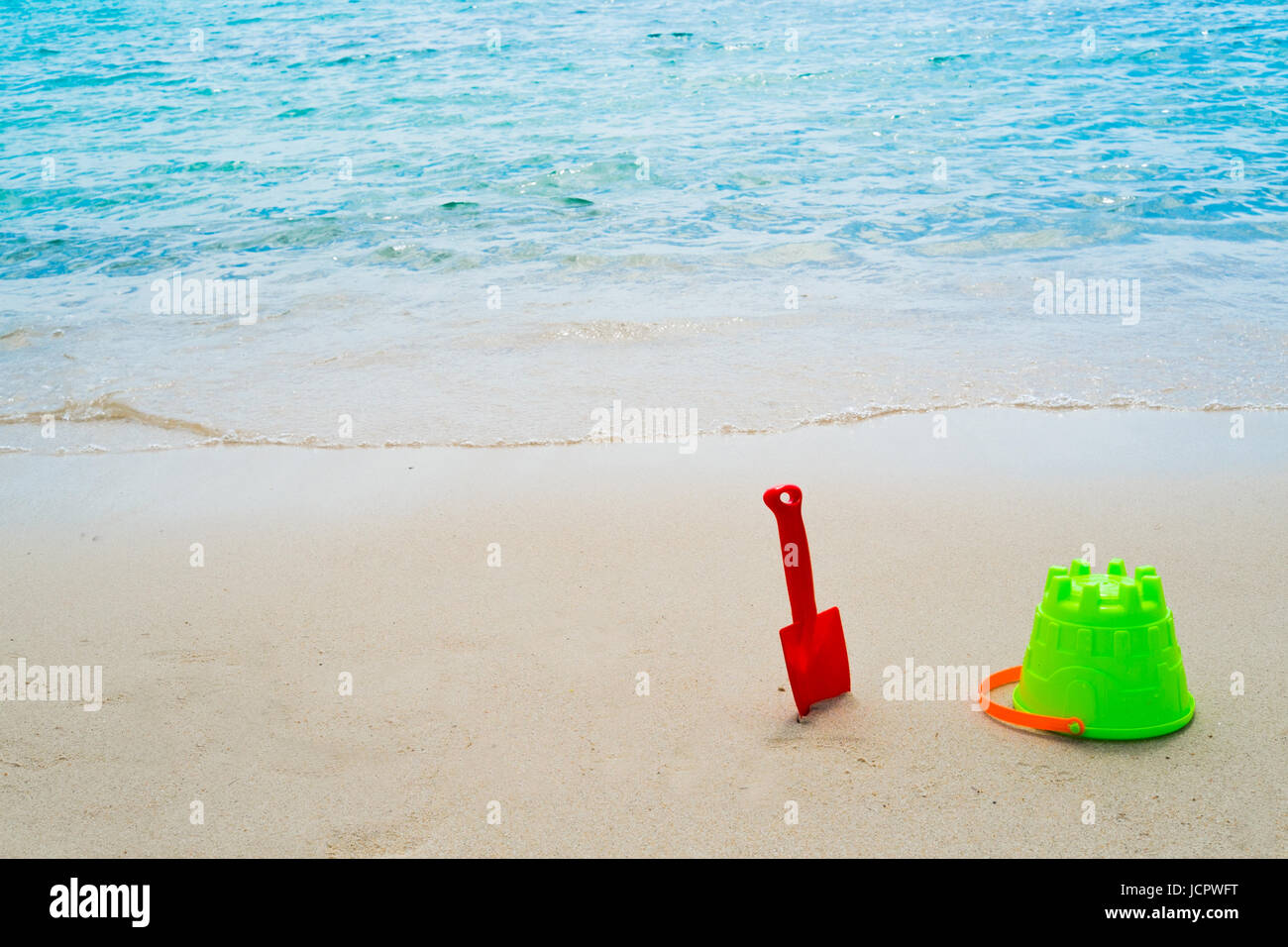 Eimer und Schaufel an einem Strand in Sardinien Stockfoto