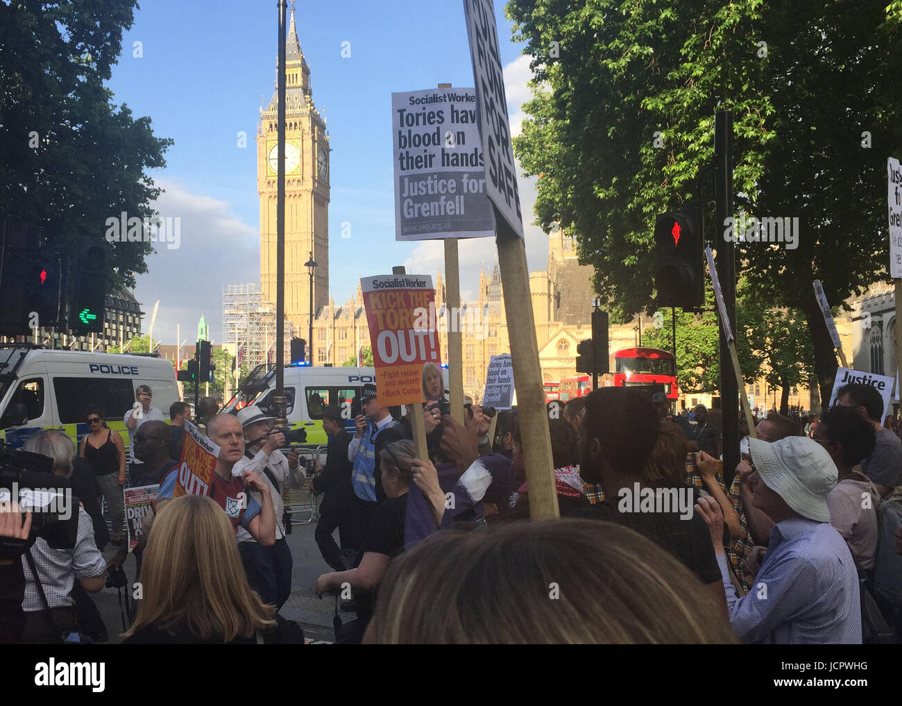 Demonstranten in Westminster, London anspruchsvolle Antworten und Gerechtigkeit über die Grenfell Turm-Katastrophe. Stockfoto