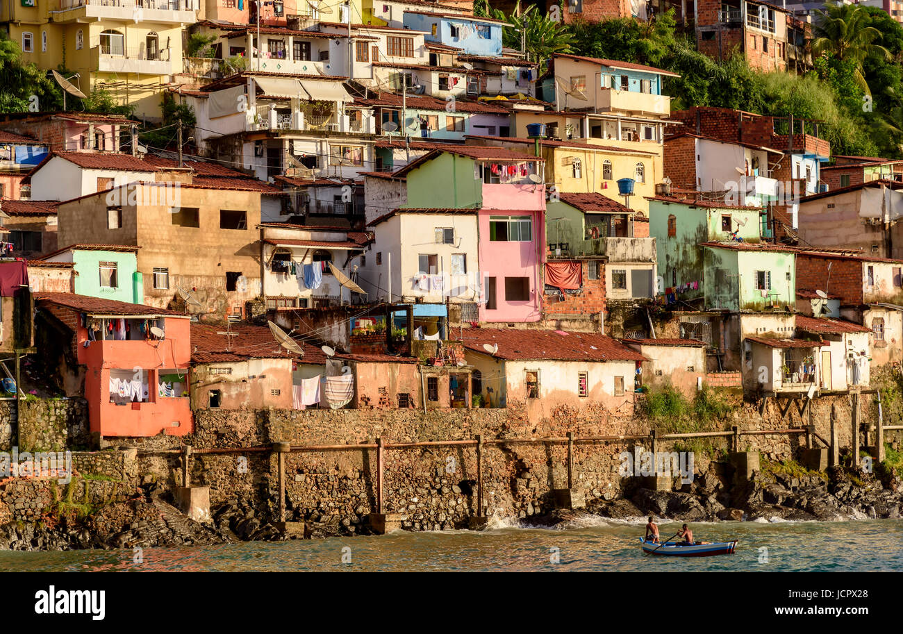 Kontur Vorstadt mit seinen bunten Häusern auf dem Hügel am Meer in der Stadt Salvador in Bahia, Brasilien Stockfoto