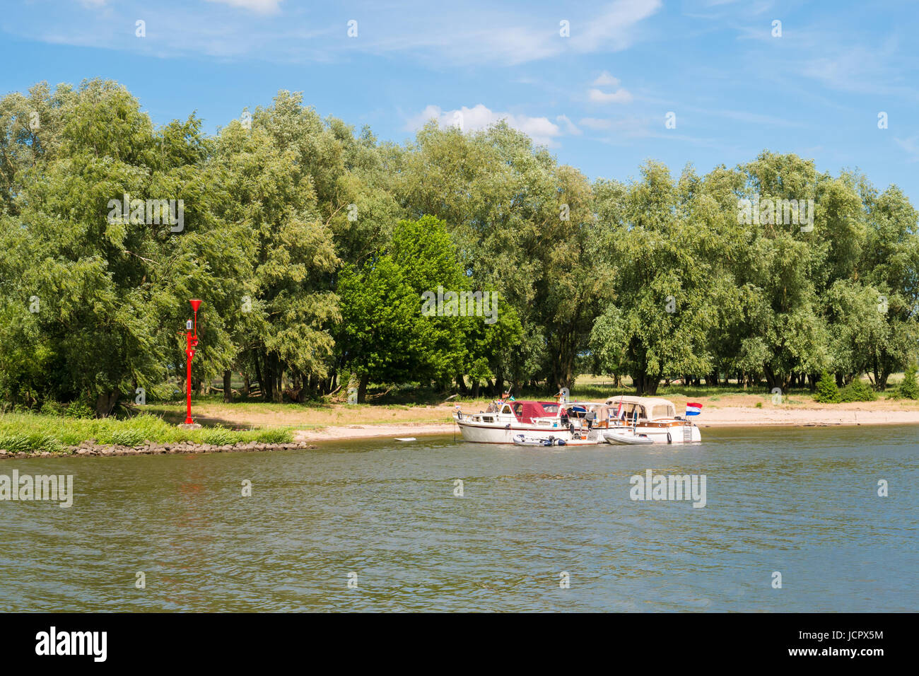 Motoryachten zusammen an Afgedamde Maas in der Nähe von befestigten Stadt Woudrichem, Brabant, Niederlande Stockfoto