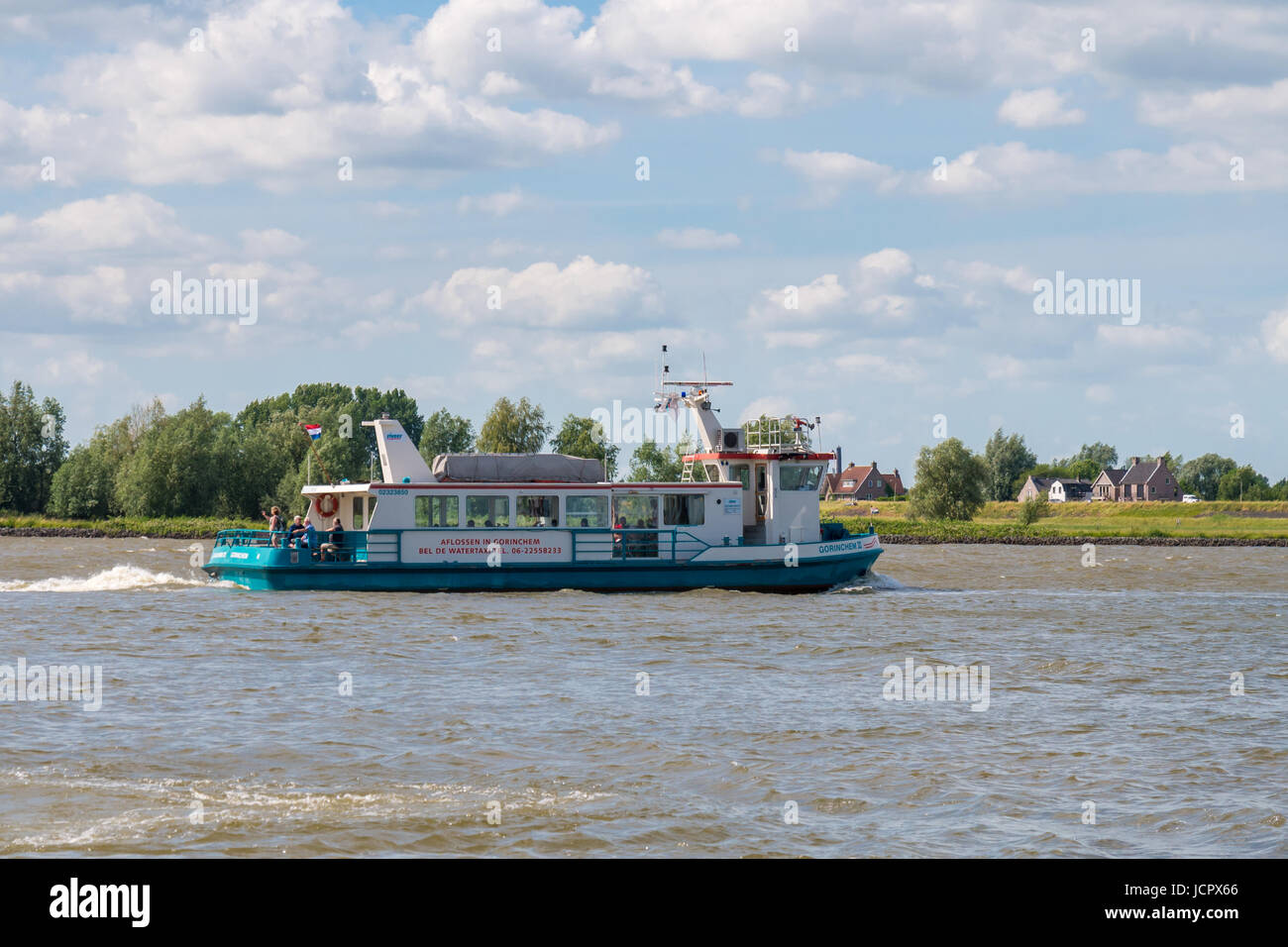 Fähre mit Menschen Segeln auf Riverr Boven-Merwede von Woudrichem in Gorinchem, Niederlande Stockfoto