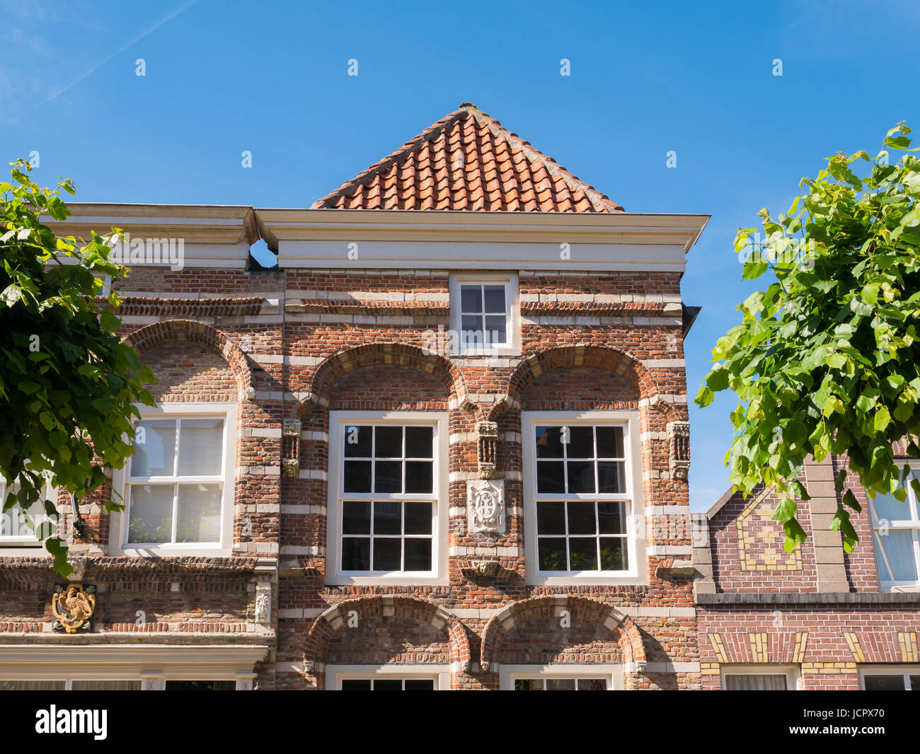 Vordere obere Fassade des historischen Hauses Hoogstraat 9 mit Gesims Giebel in der Altstadt der Festungsstadt Woudrichem, Brabant, Niederlande Stockfoto