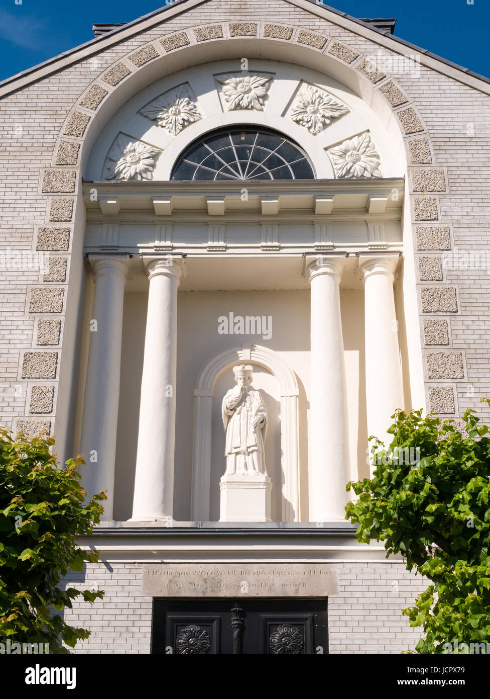 Statue des Heiligen Johannes von Nepomuk in Fassade der Pfarrkirche in der Altstadt der Festungsstadt Woudrichem, Brabant, Niederlande Stockfoto