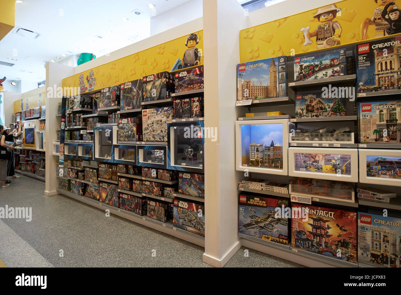 Star Wars und Lego Creator Modelle im Lego Store Flatiron district New York City USA Stockfoto