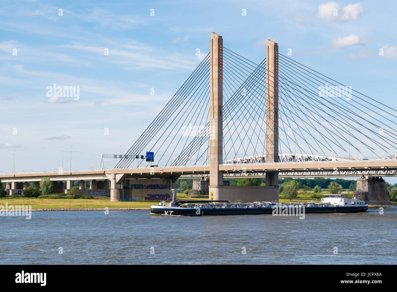 Im Inland Tanker segeln stromabwärts am Fluss Waal und Martinus Nijhoff-Brücke, Zaltbommel, Gelderland, Niederlande Stockfoto