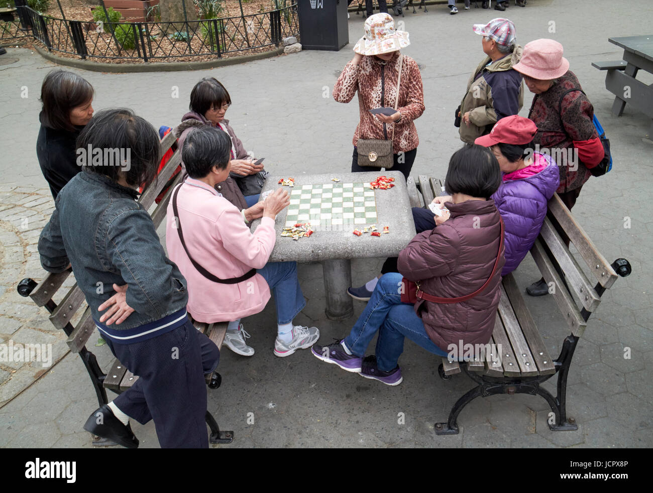 Chinesische Frauen Spielkarten im Columbus Park chinatown New York City USA Stockfoto