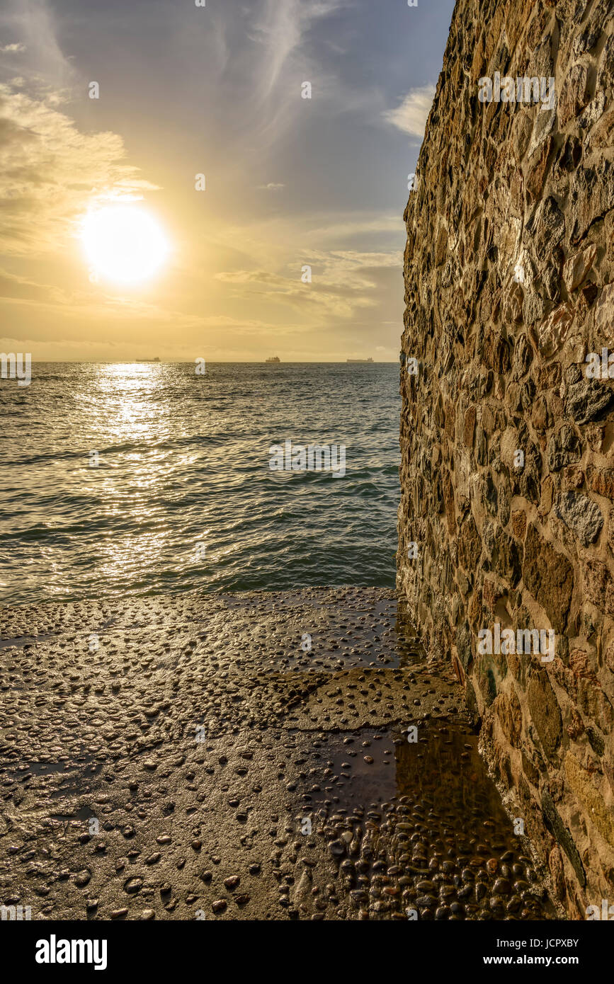 Alte Stein Pier gebaut von Sklaven in Todos os Santos Bucht in Salvador, Bahia Stockfoto