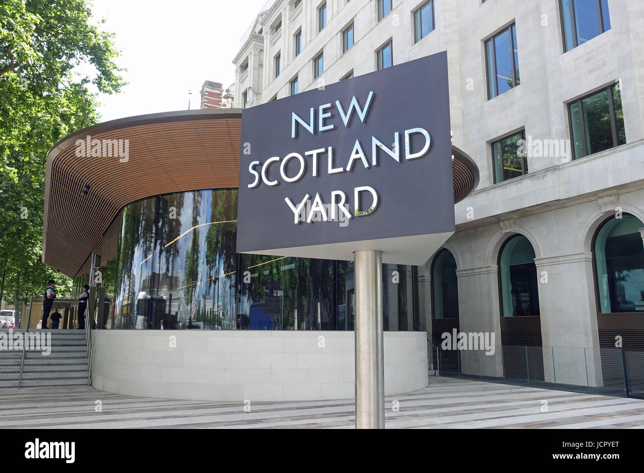 Blick auf die rotierenden Zeichen außerhalb New Scotland Yard auf dem Damm in London UK Stockfoto