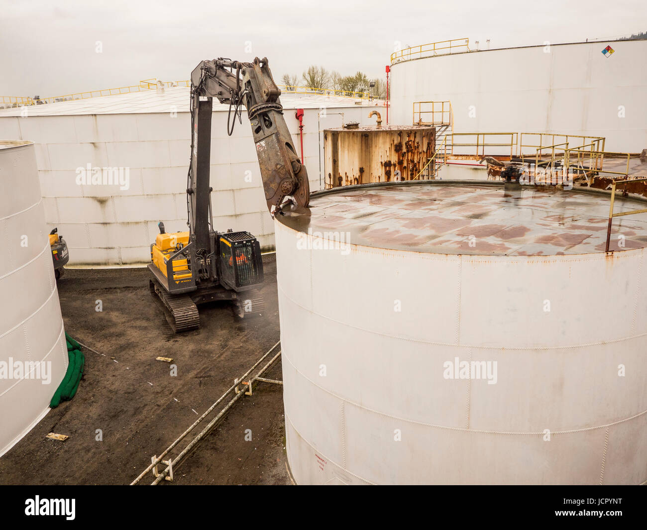 Chemie, Öl und Benzin Tanklager Abriss. Stockfoto