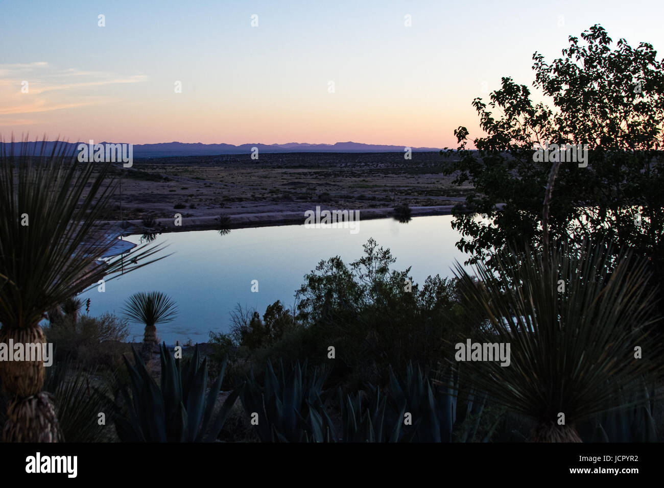 Teich bei Sonnenuntergang Cattleman Steakhouse El Paso, Texas Stockfoto