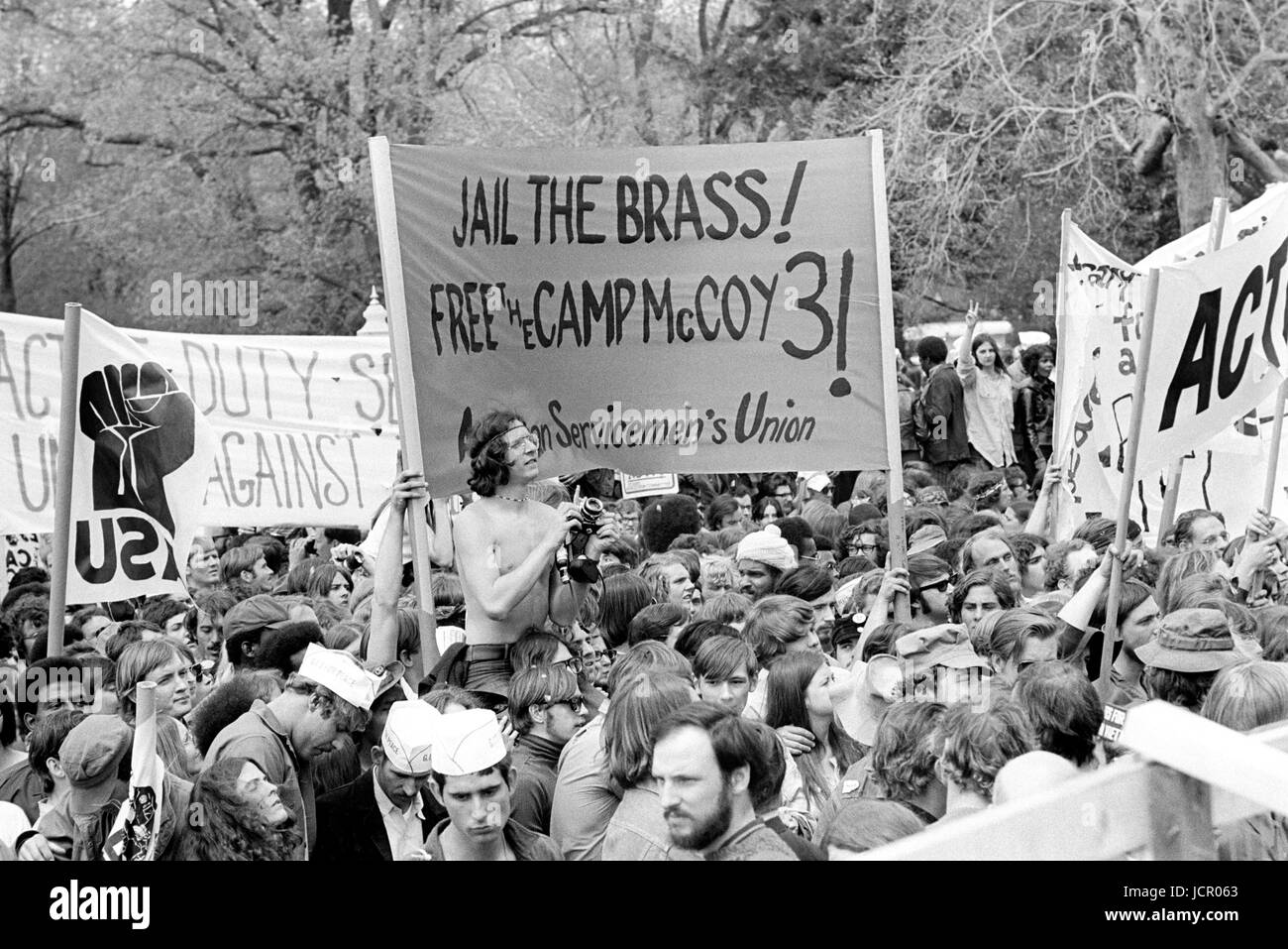 Während der Mayday-Demonstrationen am 23. April 1971 auf dem Gelände des US-Kapitols und der Mall protestieren die Demonstranten gegen den Krieg, während sich LT. John Kerry auf das Wort vorbereitet. Stockfoto