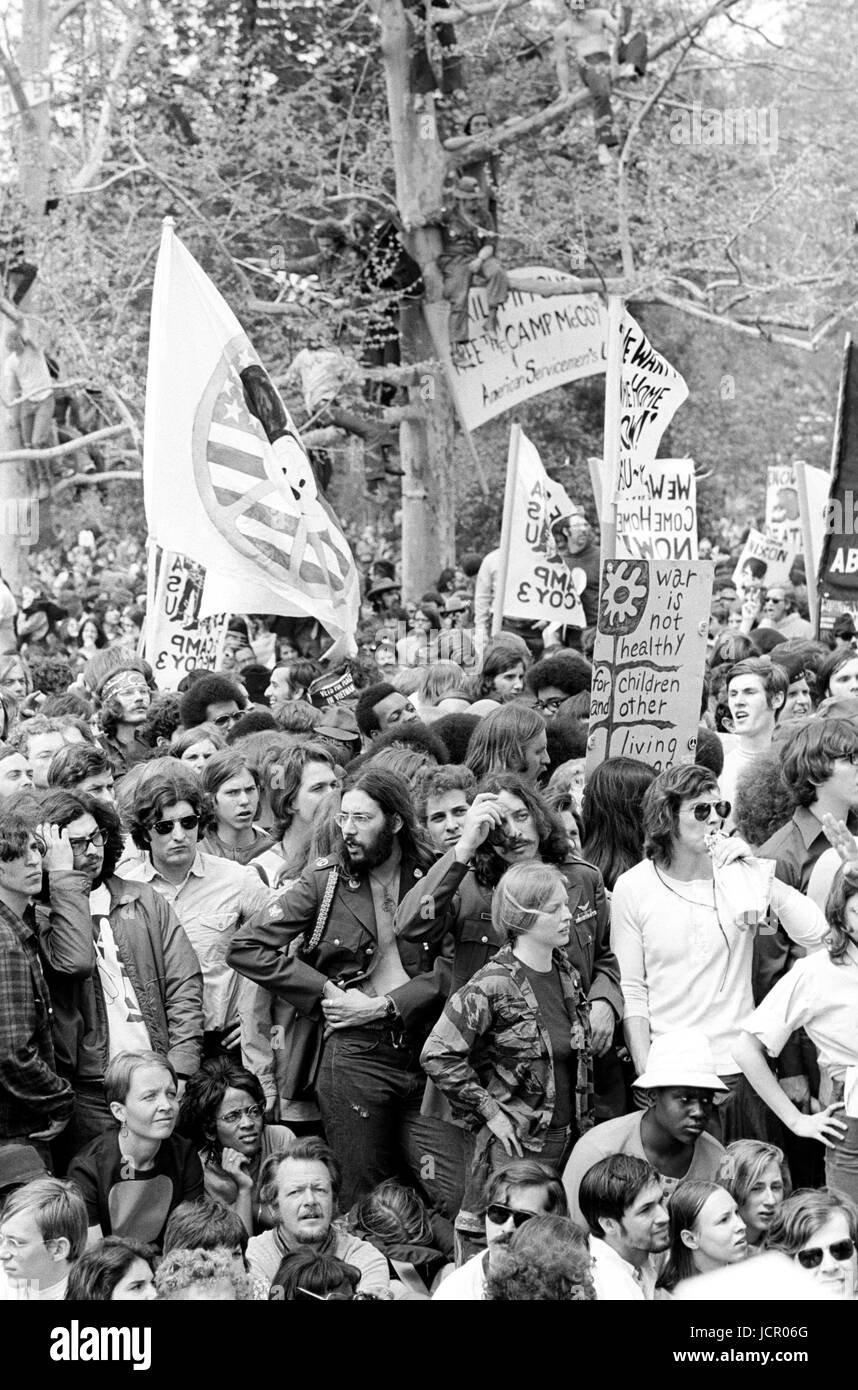 Während der Mayday-Demonstrationen am 23. April 1971 auf dem Gelände des US-Kapitols und der Mall protestieren die Demonstranten gegen den Krieg, während sich LT. John Kerry auf das Wort vorbereitet. Stockfoto