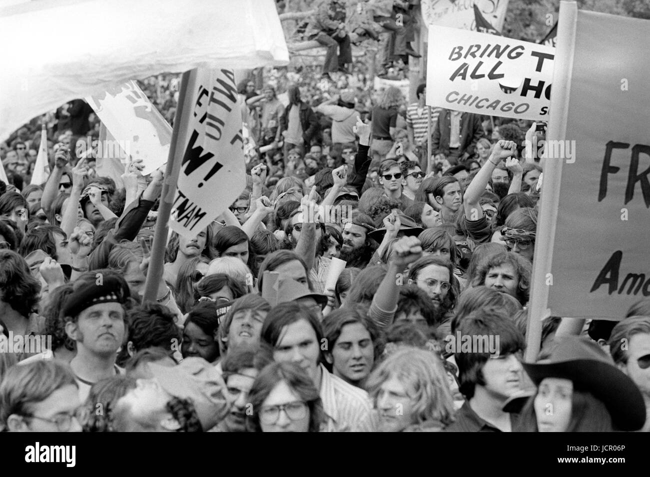 Während der Mayday-Demonstrationen am 23. April 1971 auf dem Gelände des US-Kapitols und der Mall protestieren die Demonstranten gegen den Krieg, während sich LT. John Kerry auf das Wort vorbereitet. Stockfoto