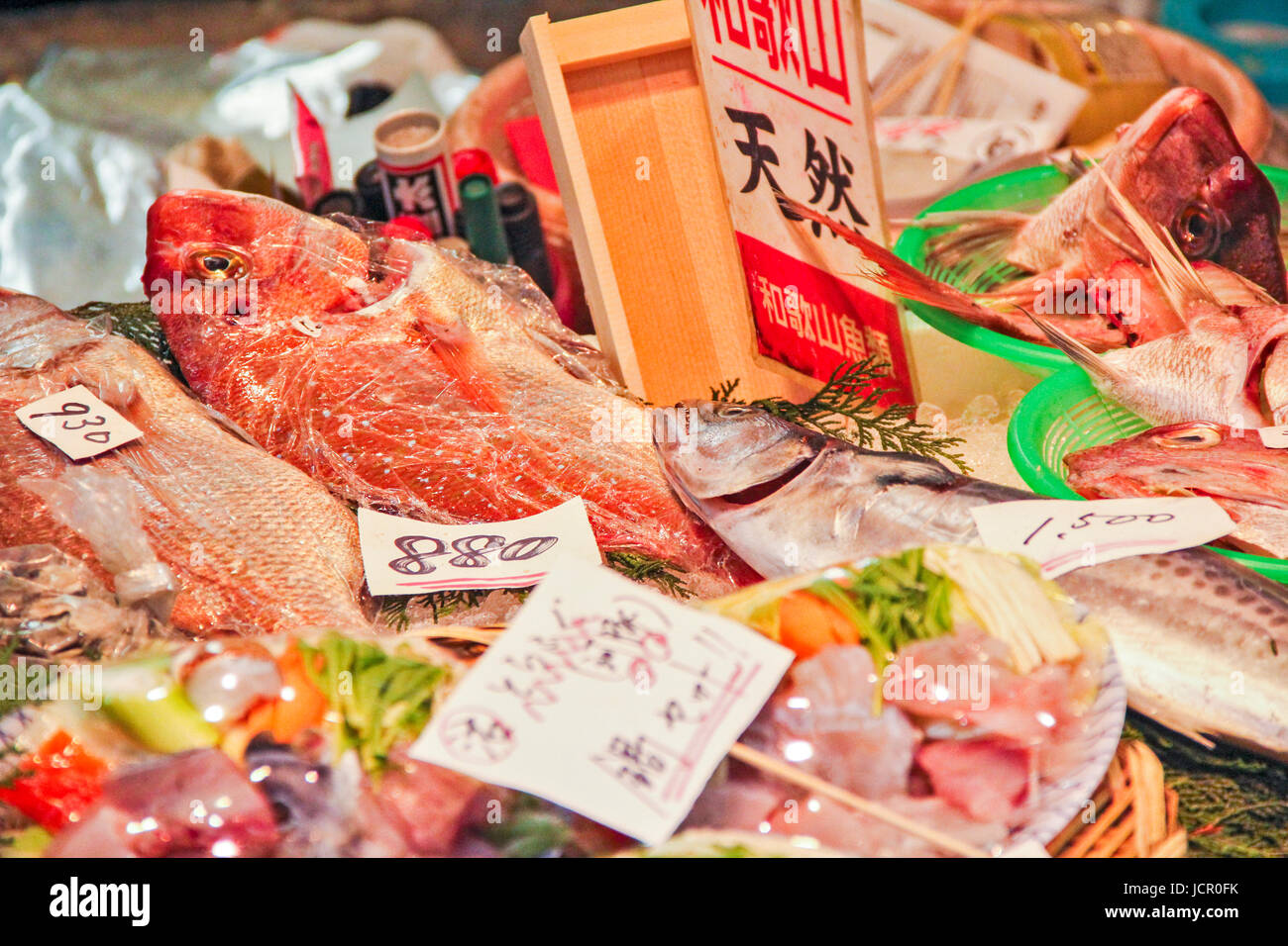 Frisches Sashimi In Osaka Kuromon Markt verkauft Stockfoto