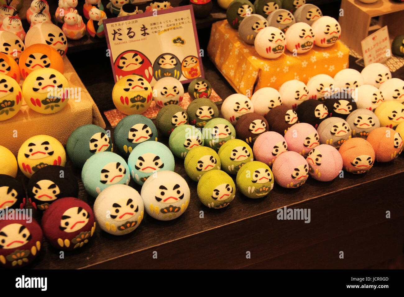 Okiagari Puppen, die Symbole der Resilienz in Japan Stockfoto