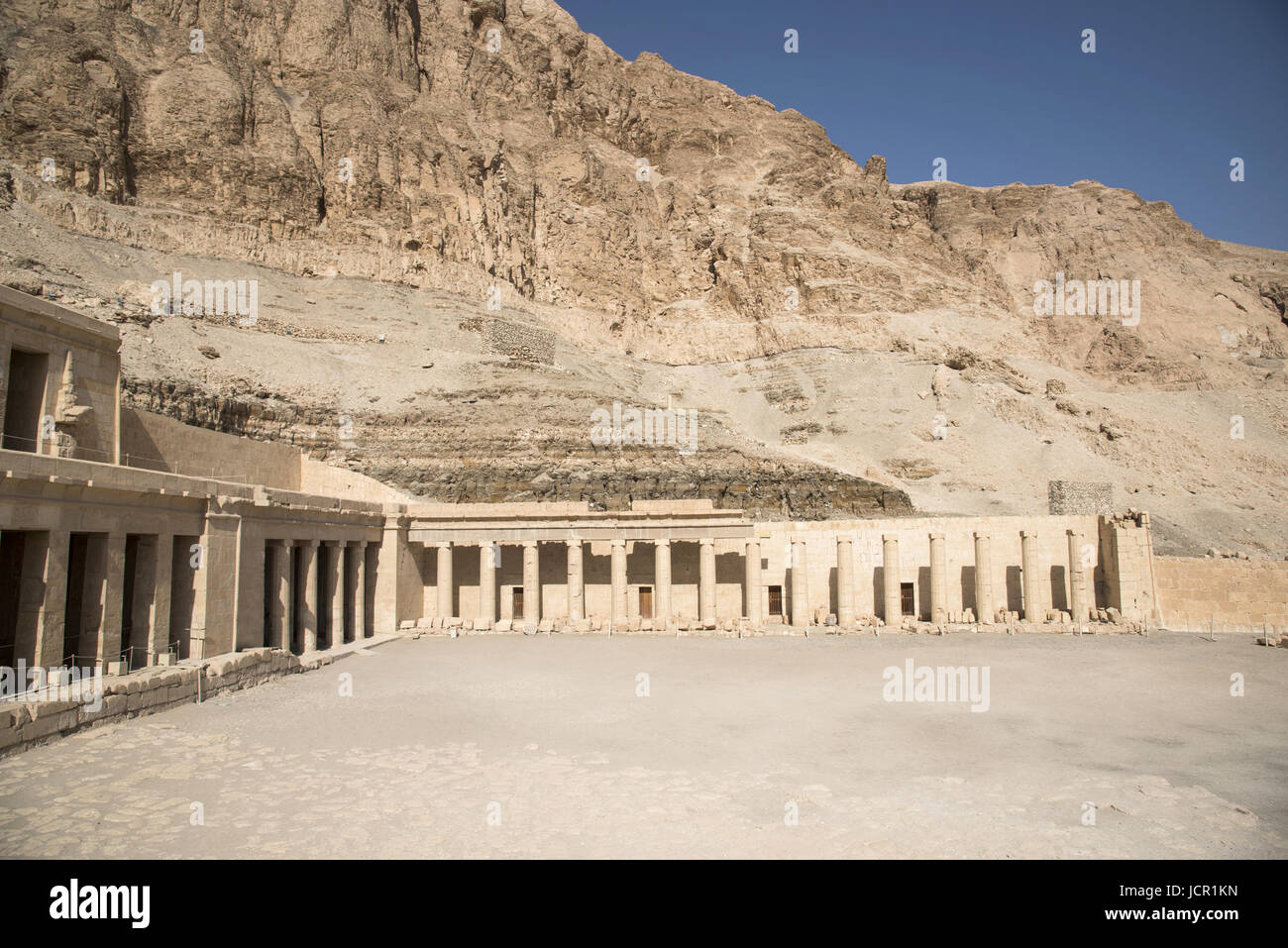 Teilansicht der Tempel der Hatschepsut, ist eine alte Grabbeigaben Heiligtum, gewidmet dem Sonnengott Amon, gelegen am Westufer des Nil, Ne Stockfoto