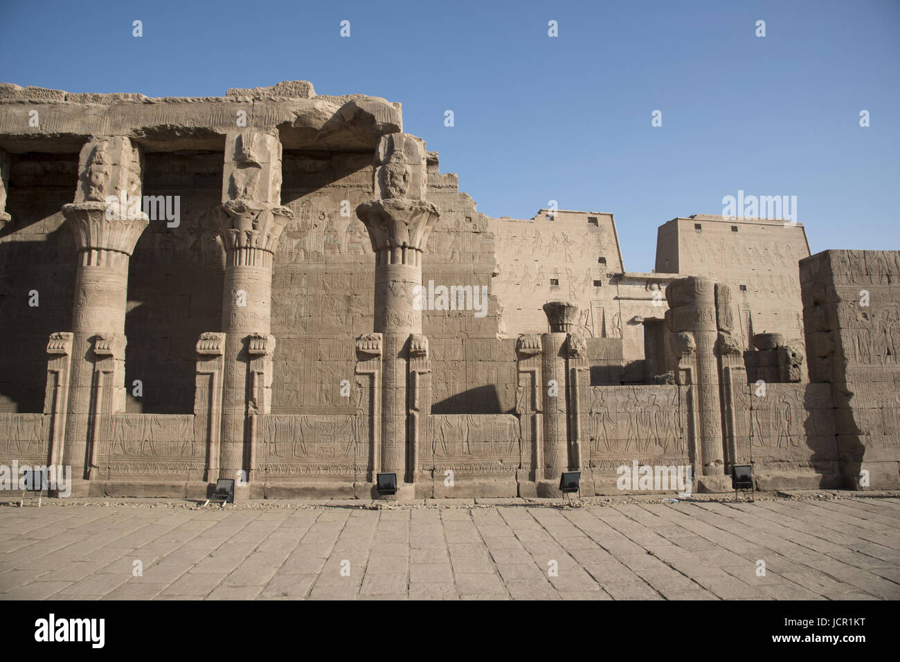 Teilansicht von Edfu Tempel, es ist eines der am besten erhaltene Schreine in Ägypten, dem Falcon Gott Horus gewidmet, wurde in der ptolemäischen Zeit werden Stockfoto