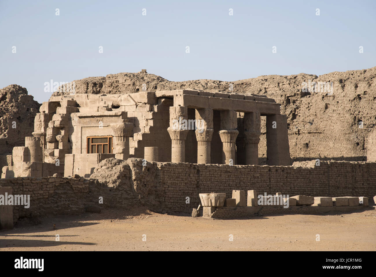 Teilansicht von Edfu Tempel, es ist eines der am besten erhaltene Schreine in Ägypten, dem Falcon Gott Horus gewidmet, wurde in der ptolemäischen Zeit werden Stockfoto