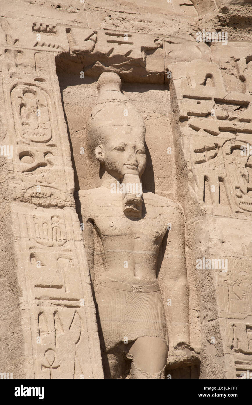 Teilansicht von zwei massiven Felsentempel, wurden die zwei Tempel ursprünglich aus den Bergen während der Regierungszeit des Pharao Ramesses II im t geschnitzt Stockfoto