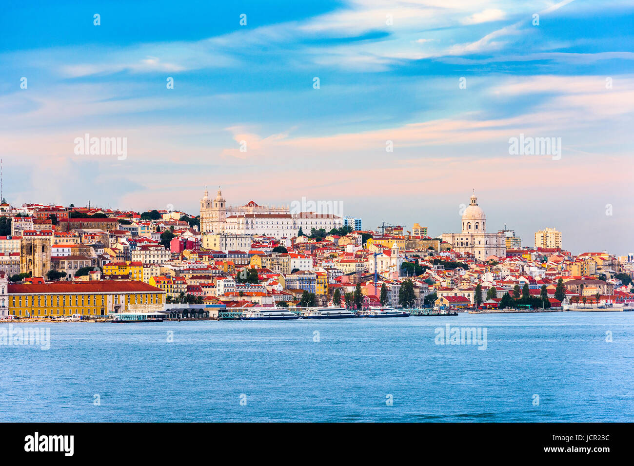 Lissabon, Portugal-Skyline am Fluss Tejo. Stockfoto