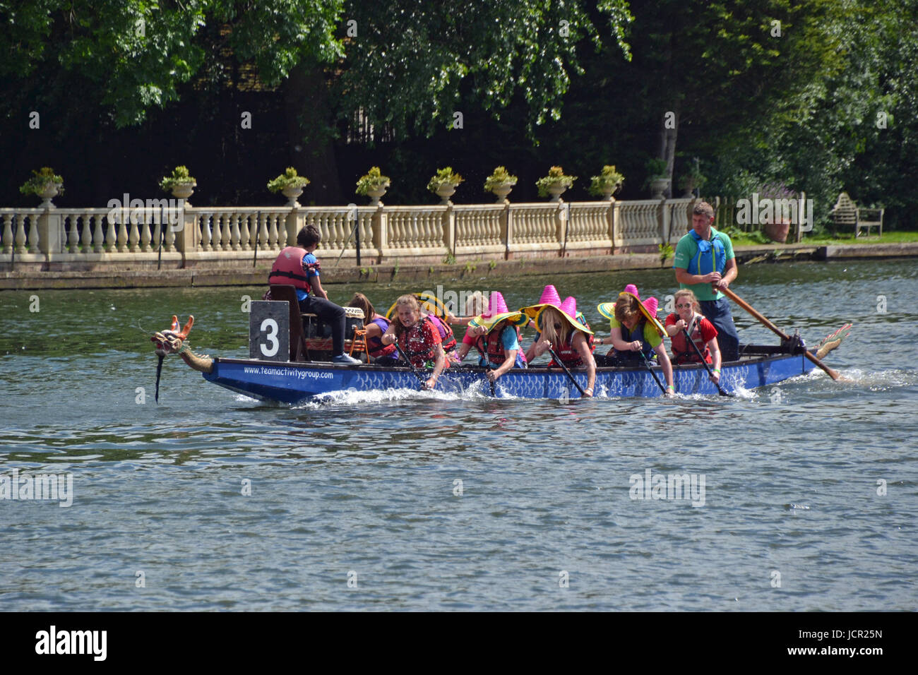 Team in Sombreros bei Marlow Drachenbootrennen auf der Themse, Marlow, Buckinghamshire, England, Großbritannien Stockfoto