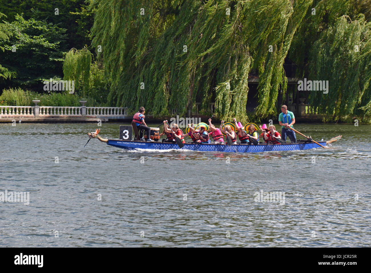 Team in Sombreros bei Marlow Drachenbootrennen auf der Themse, Marlow, Buckinghamshire, England, Großbritannien Stockfoto