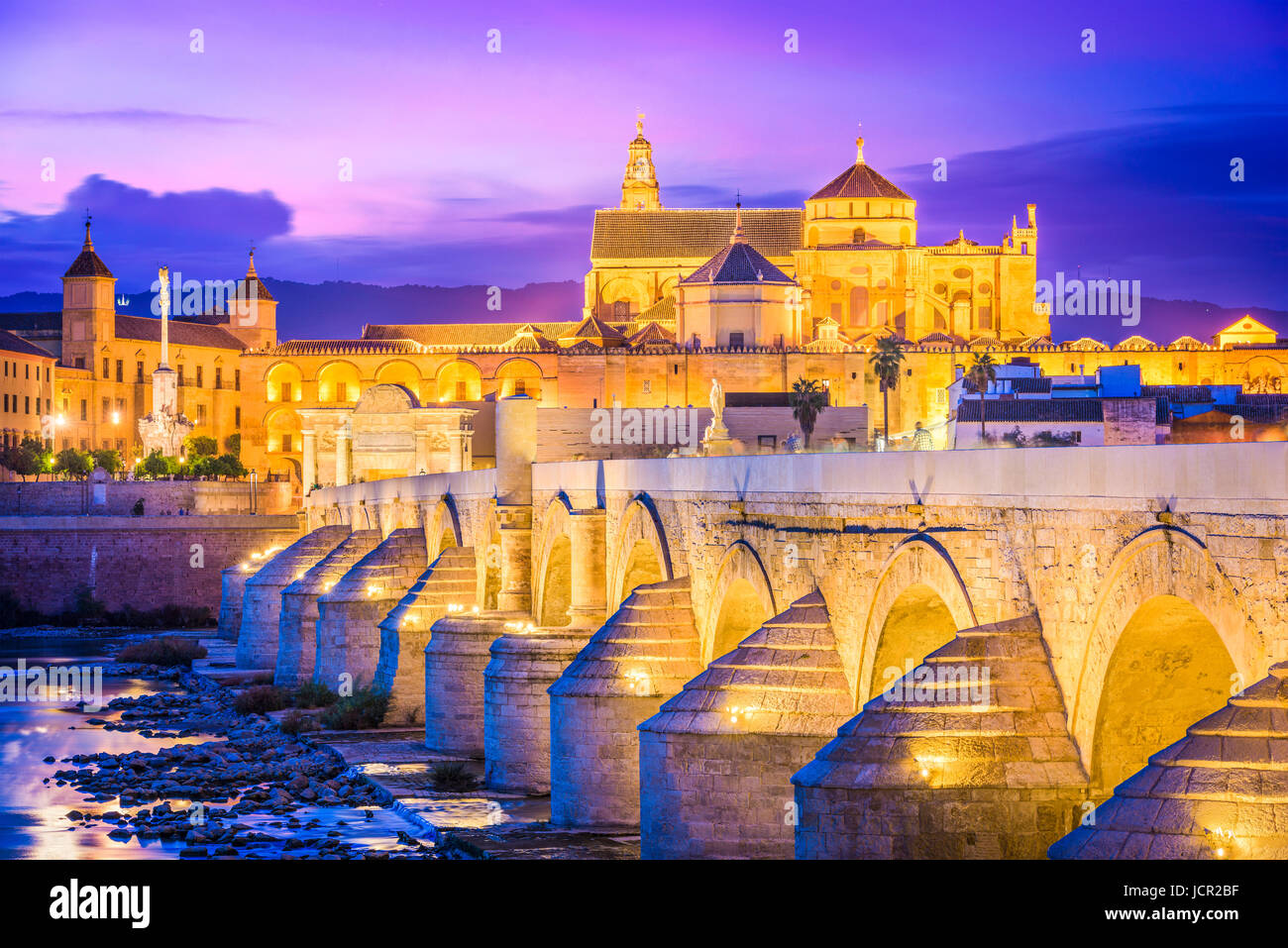 Cordoba, Spanien an der Moschee-Kathedrale und die Römerbrücke. Stockfoto