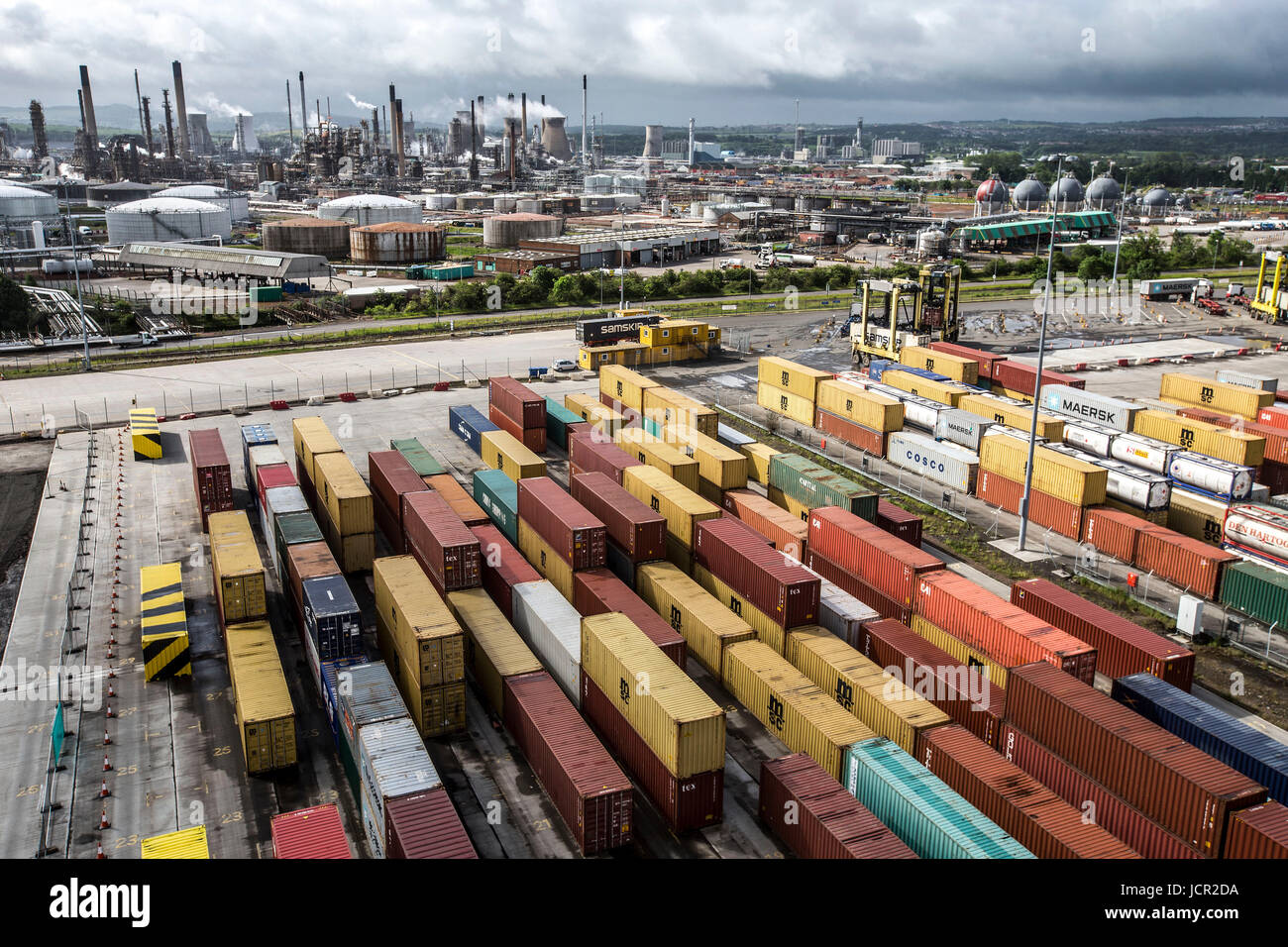 Container im Hafen zeigt Grangemouth industriellen Komplex im Hintergrund Stockfoto