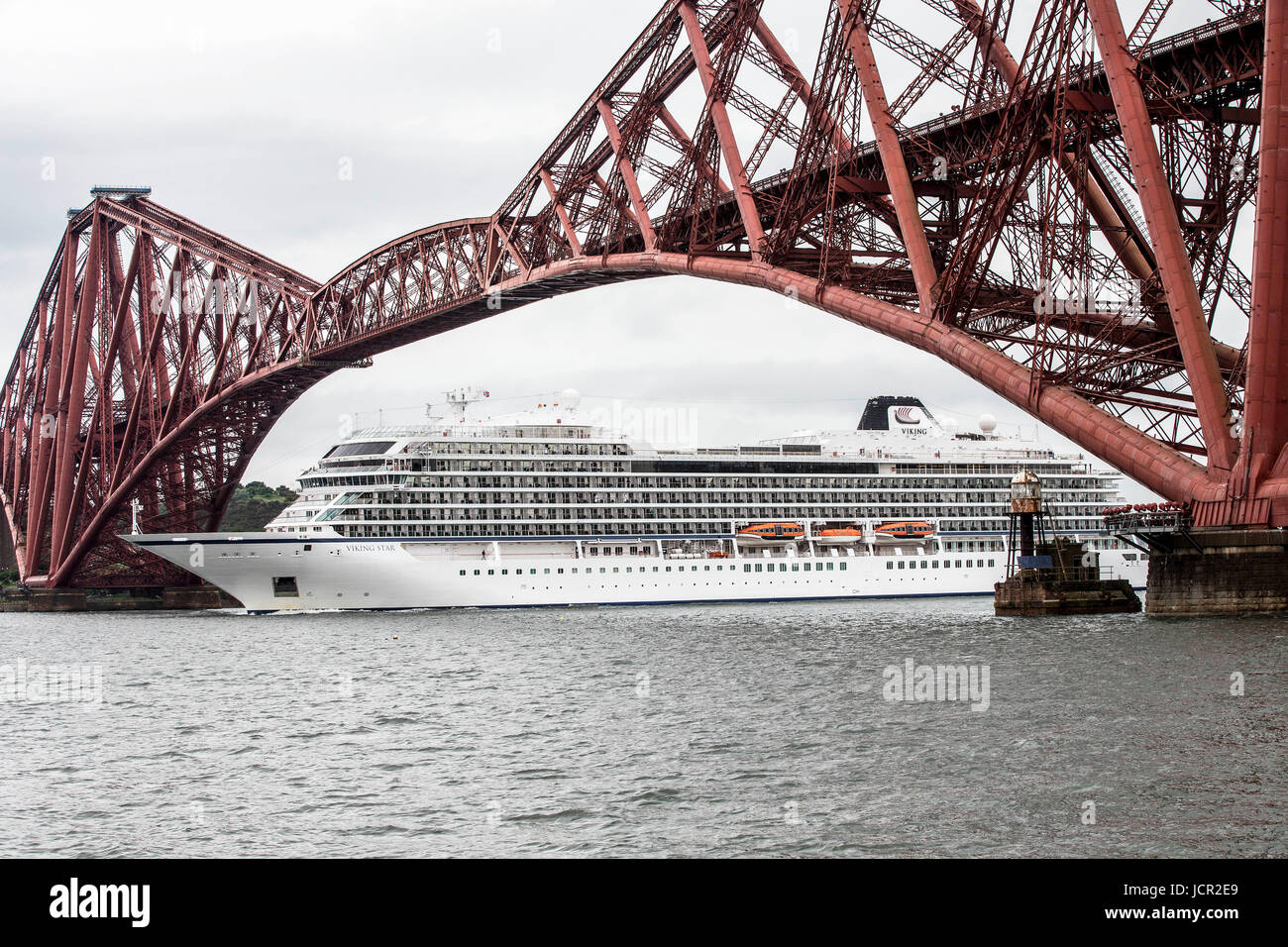 Forth Rail Bridge mit Cruise Liner Viking Star unter Segeln Stockfoto